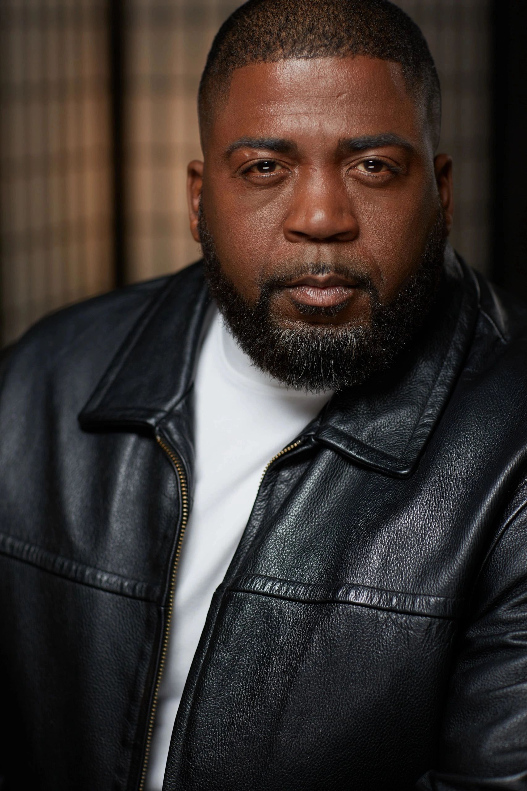 Robert Déon in black leather jacket
