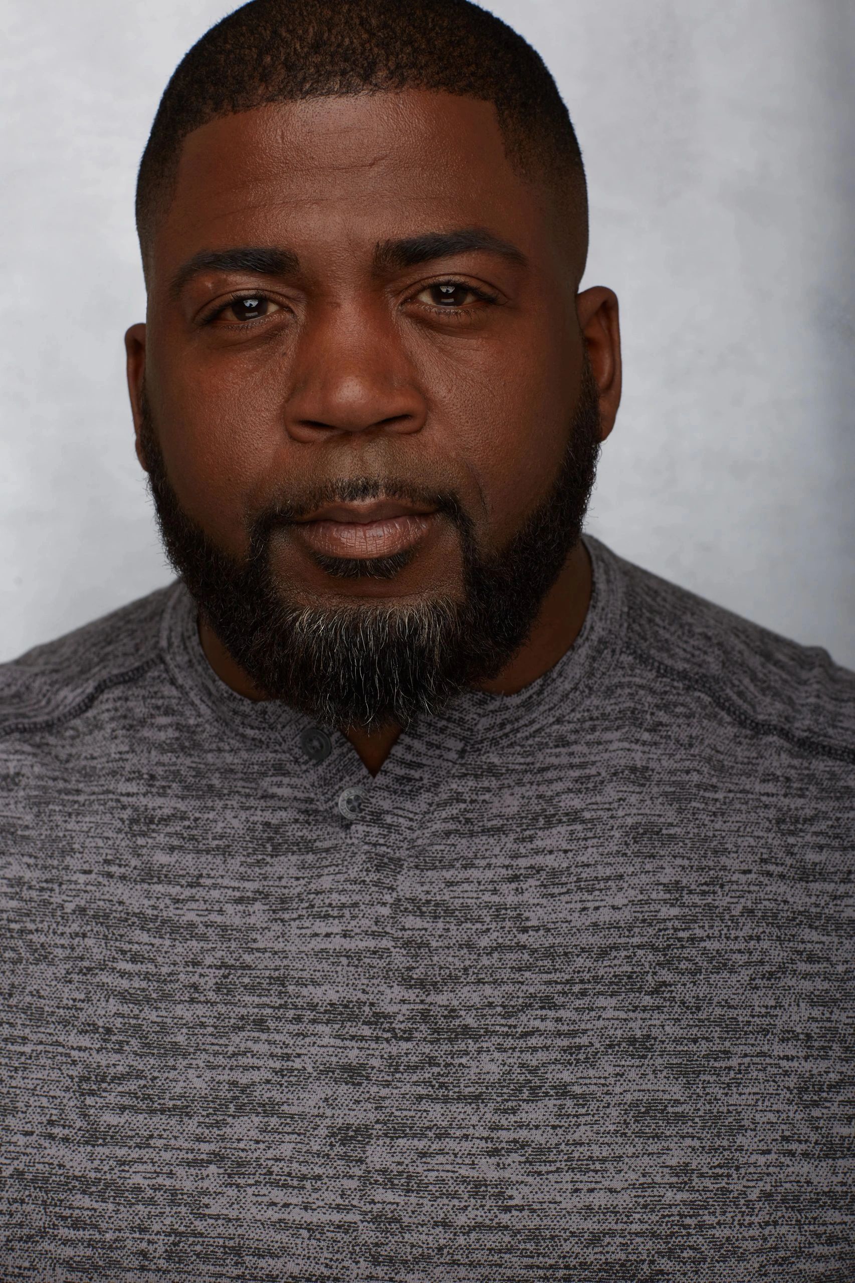Robert Déon in gray t-shirt